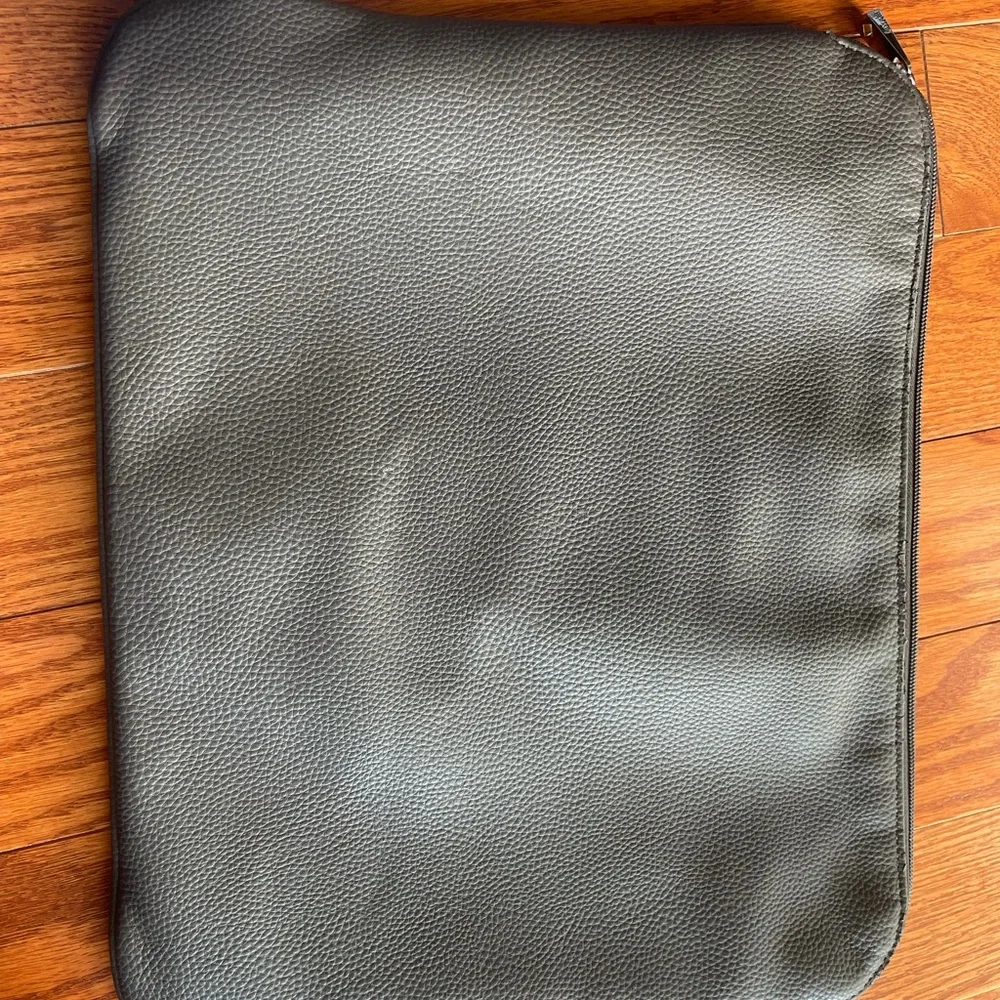 Thirty One Savvy Sleeve in City Charcoal pebble